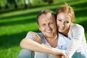 Femmes heureuses font confiance à leurs maris